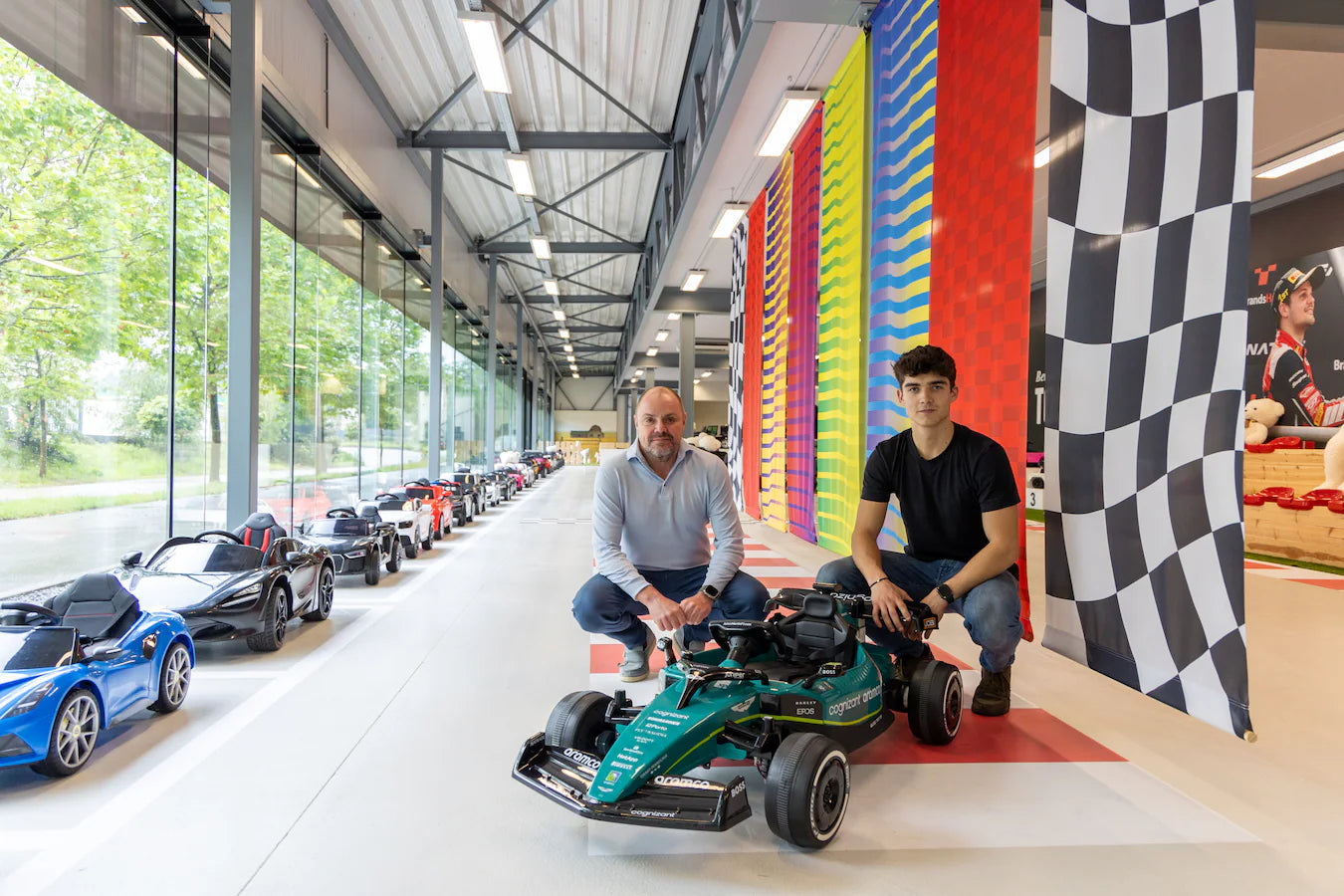 Elektrische Kinderauto’s & Rijdend Speelgoed | Vrooomy